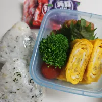 ☆小学生弁当☆お泊まり学習、若芽お握り、唐揚げ、ミニトマト、ブロッコリー、シラス卵焼き、蒟蒻ゼリー|ｼｮｺﾗさん