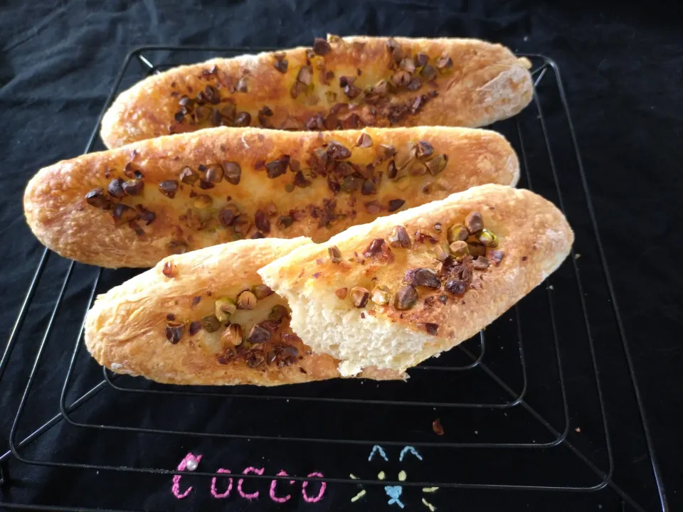 朝日が似合うシリーズ・ウイークエンドシトロンみたいなピスタチオをトッピングしたバターフィセル✨|cocco+さん