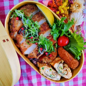 Snapdishの人気料理写真:トンテキ弁当
　トンテキ香草風味
　だし巻き玉子
　コロッケ

美味しくできました✨