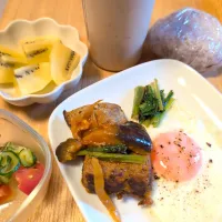 お休みの日のお弁当の残り物のMorning／＋ゴールドキウイとトマトのレモンさっぱりマリネ／スムージー|チョコさん