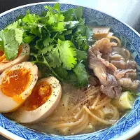 ゼンブヌードルで、牛肉のフォー風