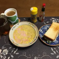 オートミールコーンポタージュチーズリゾット、トーストサンドイッチ、ホットコーヒー、烏龍茶(朝ご飯)|enarinさん
