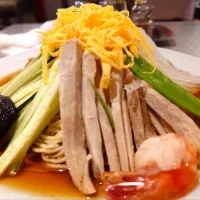 【1906年創業】 
揚子江菜館
五色涼拌麺
＠神保町2分 
(JR水道橋駅から徒歩11分)
25168
〈醤87塩25噌󠄀15タ6昆8出8F10
冷8混1〉