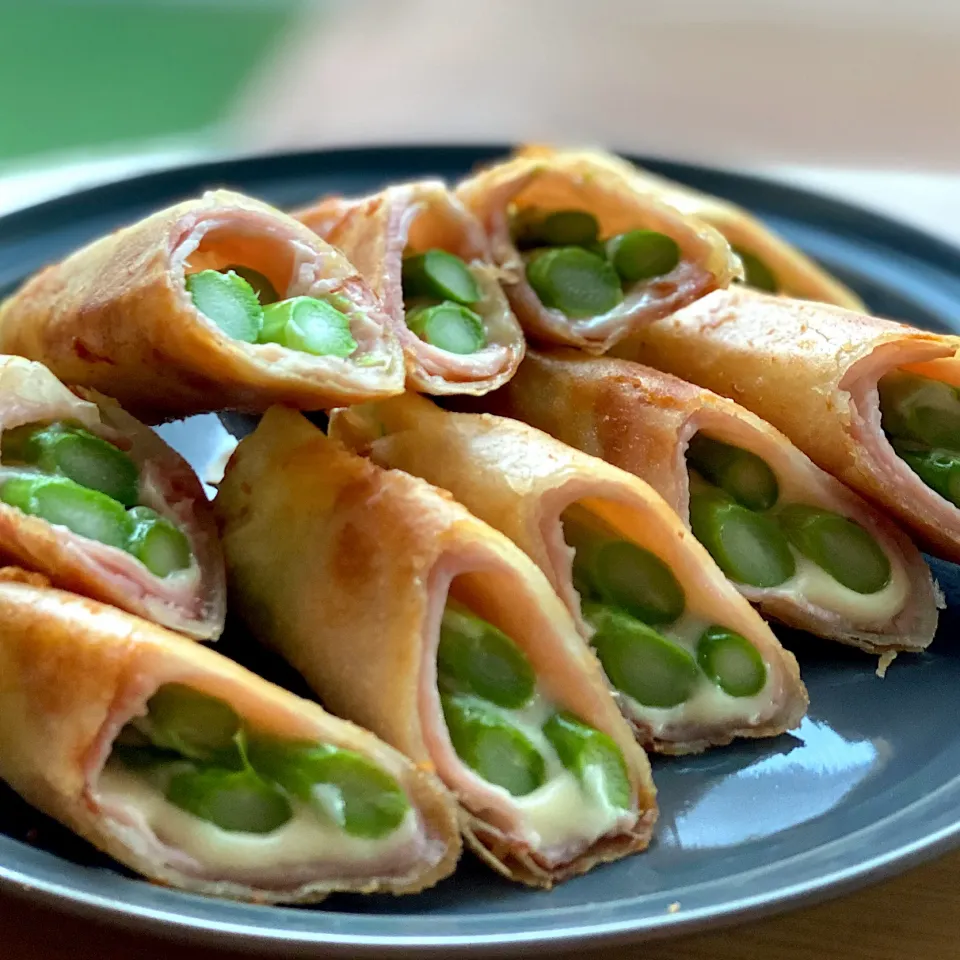 少量油、フライパンで簡単アスパラガスのハムチーズ春巻き|kimi kimi kitchenさん