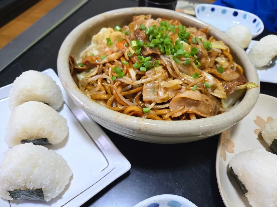 焼きうどん・おにぎり🍙　🌺|chiyukiさん