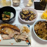 6/22（日）夕食。ほっけ開き。かすべの煮付け。トリムネとフキ、大根、きゅうりの黒酢炒め。ナスとしいたけの生姜炒め。ほうれん草お浸し。かまぼこ。|へいちゃんさん