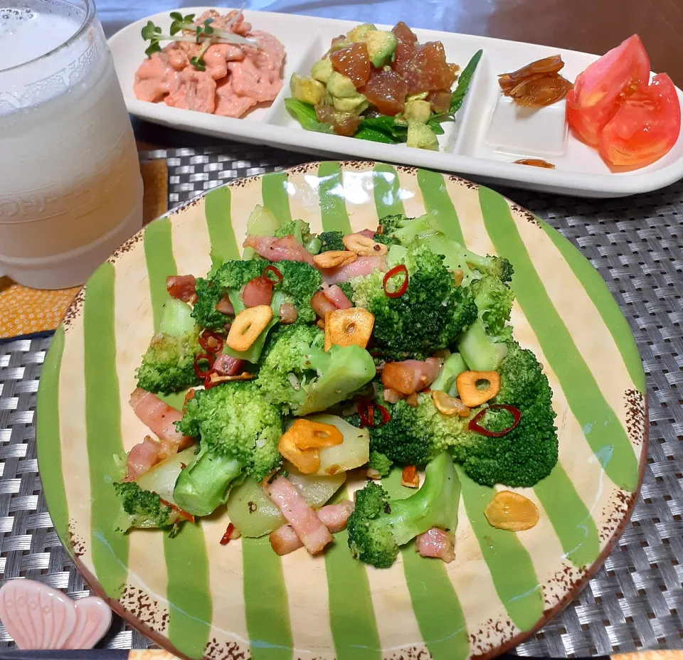 ブロッコリーのアーリオオーリオ🥦　　　　　　　　　　　　　　　　れんこんの明太マヨ　マグロポキ　冷奴らっきょう醤油漬　　　　　　　　　　|びせんさん