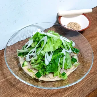 Snapdishの人気料理写真:【超簡単！胡麻ダレシリーズ第3弾！】サラダの胡麻ドレそば🤤