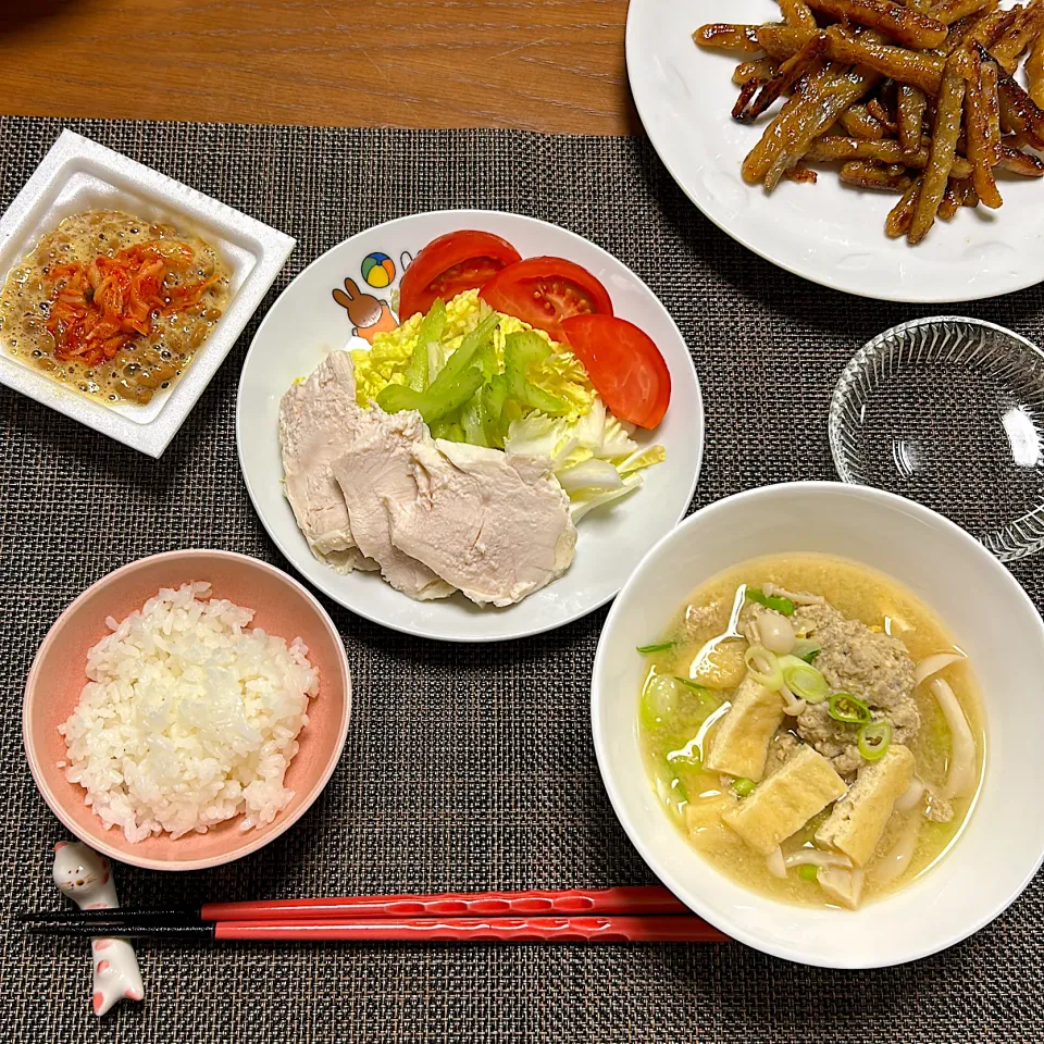 鯵のつみれ汁、サラダチキンのせサラダ、揚げごぼうの甘辛煮、キムチ納豆|柚子きりかさん