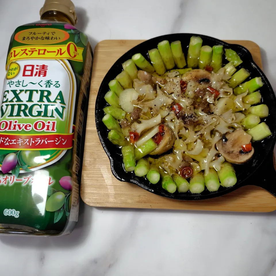 ハナビラタケとマッシュルームとアスパラガスのアンチョビのアヒージョ|ハイドランジアさん