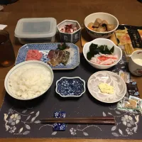 鉄火巻き、鰹のたたき,酢だこ(梅風味)、里芋の煮物、酢の物、烏龍茶、牛乳ゼリー、完熟干し芋、柏餅(夕飯)|enarinさん
