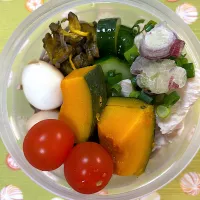 蕎麦　きゅうり漬け2種　ミョウガ　小ネギ　鶏胸肉　かぼちゃの煮付け　ミニトマト　味付け卵| kaori_831さん