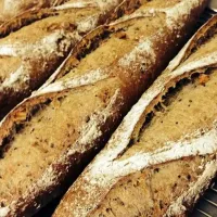 明日のパン🥖
「Bâtard multigrains」
雑穀とクルミを加えて焼き上げた
マルチシリアル バタール  (^^)