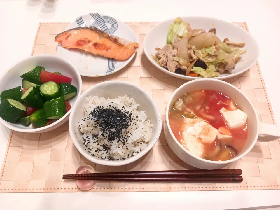 鮭の塩焼き、野菜炒め|さくらまるさん