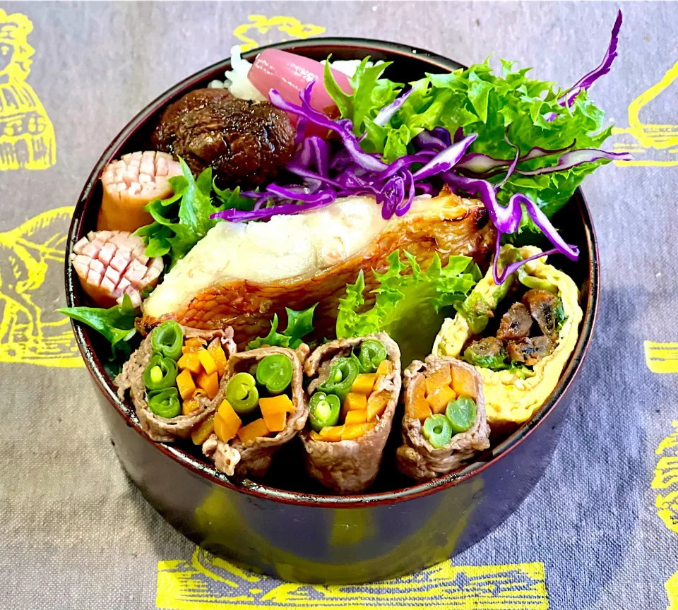 インゲンとニンジン牛肉巻き、子あゆとレタス卵焼き|めみさん