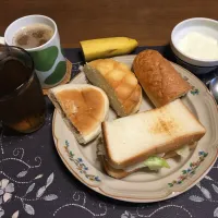 トーストサンドイッチ、明太子パン、メロンパン、ミートパン、ホットコーヒー、烏龍茶、バニラヨーグルト、バナナ、(朝ご飯)|enarinさん