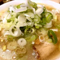 【完全キャッシュレス対応】
【ラーメンWalkerグランプリ 
東京2024 銀賞】
【TRYラーメン大賞2024-2025 名店部門 MIX第3位】 
【食べログ ラーメン TOKYO 百名店 2023~2024 選出店】 
桜上水 船越 
塩中華そば 麺半分
 (茹で前100g、1,100円) 
＋ネギ (麺半分でサービス無料)
＋ごはん (120円)
＋ごはん専用醤油ダレ (無料)
＠桜上水4分
25169
〈醤87塩26噌󠄀15タ6昆8出8F10
冷8混1〉
|大脇さん