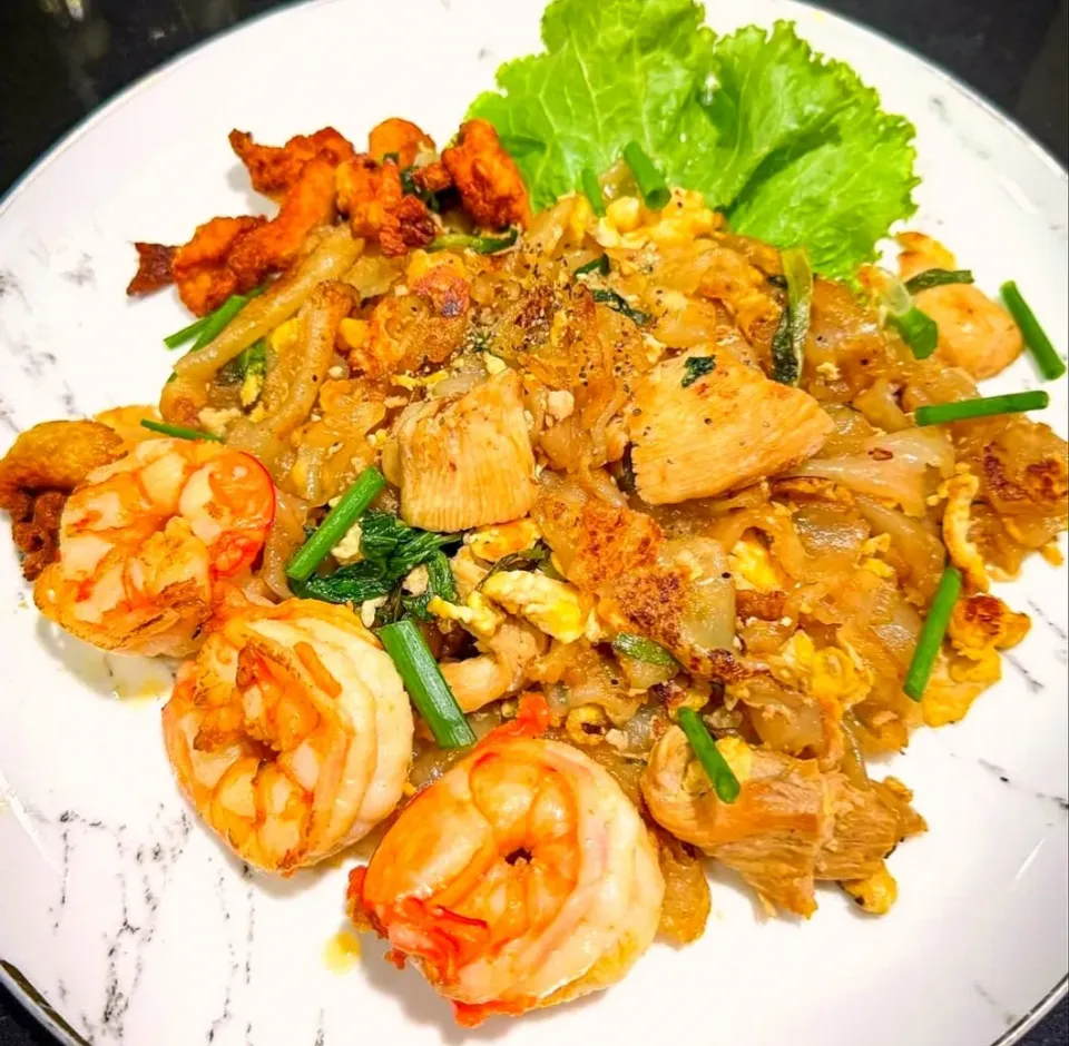 Stir-fried Rice Noodles w/ Chicken & Prawns 🥢🐔🦐🤤 (ก๋วยเตี๋ยวคั่วไก่ใส่กุ้ง)|An'leeさん