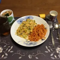 炒飯、ガーリックスパゲッティナポリタン、塩茹で生わかめ＆フライドガーリック＆フライドレッドオニオン＆乾燥スライスニンニク入りタマネギスープ(ニンニクスープ)、六条麦茶、手作り牛乳ゼリー、バナナ(昼飯)|enarinさん