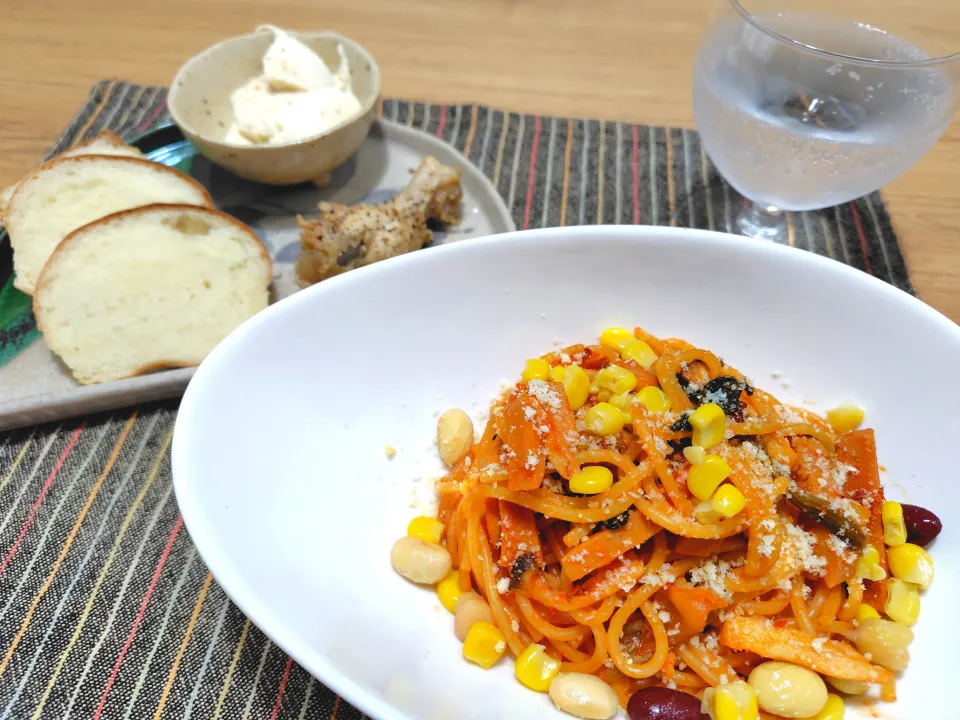 ナポリタンとペッパー手羽元、米粉パンで晩酌|おかめんさん