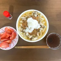 今週木曜に検査入院（一泊）しますが、検査前に下剤を飲むそうなので月火水と腸活メニュー。第ニ弾の今日は食物繊維たっぷりのしめじとなめ茸の冷やしおろしきしめん