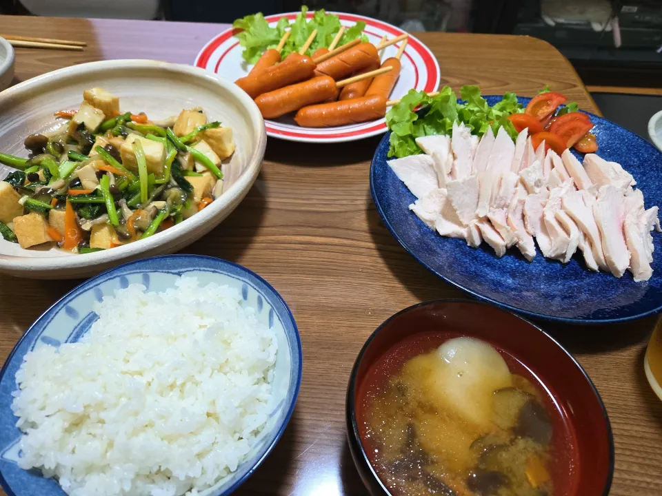 むね肉・ウインナー・厚揚げ野菜炒め・ご飯・水餃子入り味噌汁🌺|chiyukiさん