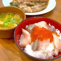 今夜はブリいくら丼、アスパラ肉巻き甘辛味。白菜、高野豆腐、長ネギしめじ味噌汁|りえはるさん