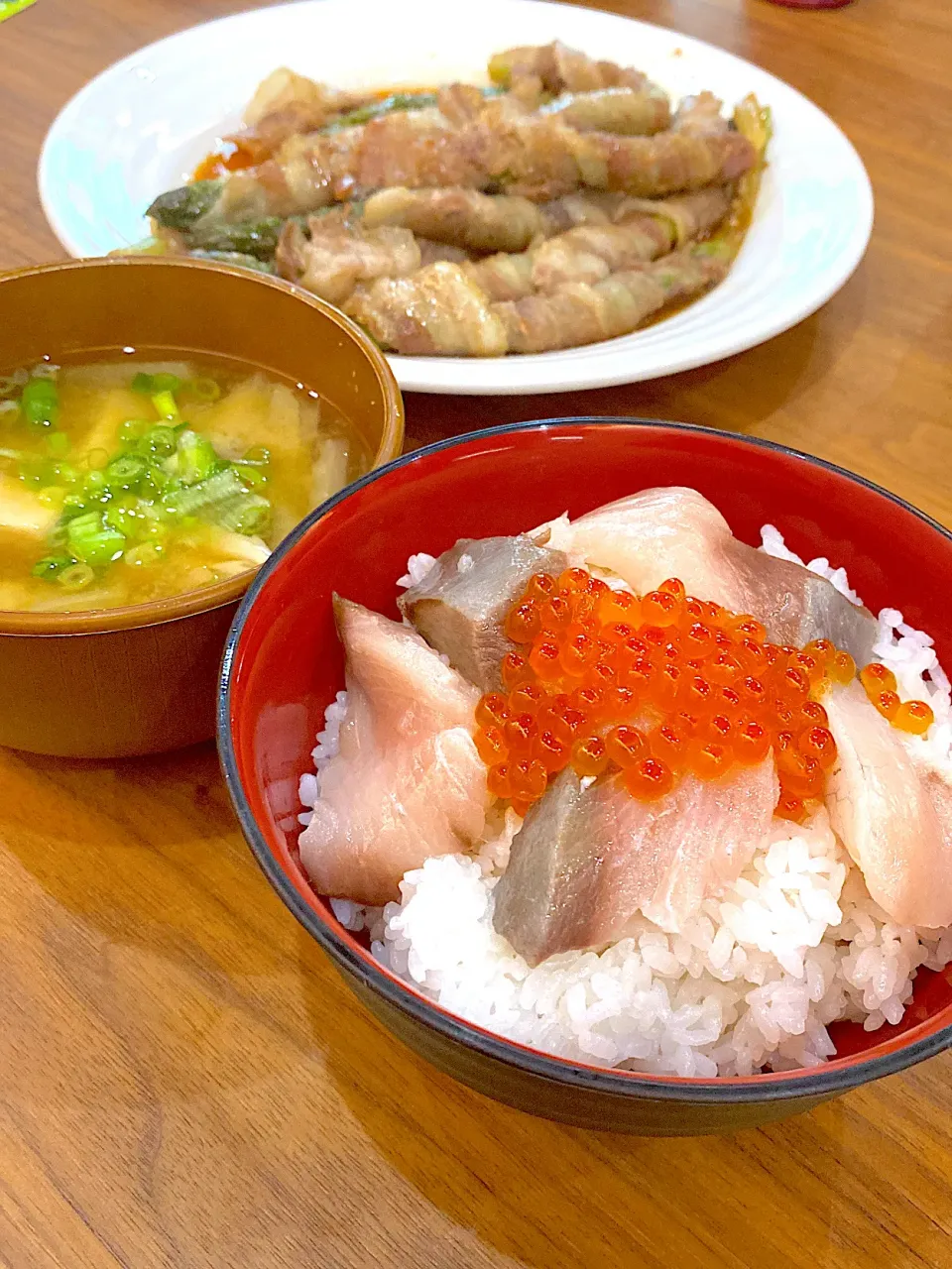 今夜はブリいくら丼、アスパラ肉巻き甘辛味。白菜、高野豆腐、長ネギしめじ味噌汁|りえはるさん
