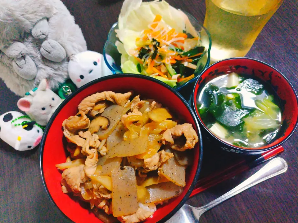 豚ごぼう丼、わかめと豆腐の味噌汁、春雨サラダ|サトリさん