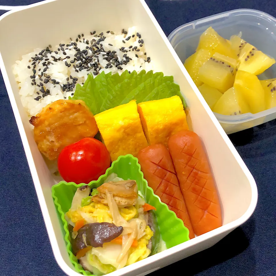 ごま塩ご飯、たまご焼き、ウインナー、ベビーホタテと白菜の旨煮、焼きもろこしくん、ミニトマト、ゴールデンキウイ🥝|きらきらさん