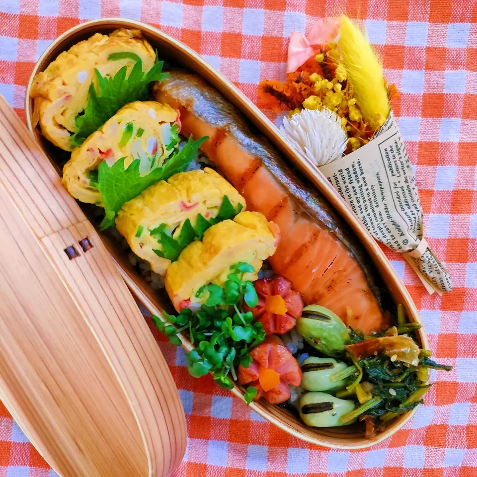鮭の塩焼き弁当
　鮭の塩焼き
　だし巻き玉子
　シャウエッセン

美味しくできました✨|ふかふかごはんさん