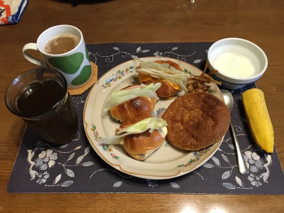 ロールパントーストサンドイッチ、カレーパン、ごぼうの唐揚げ、ホットコーヒー、六条麦茶、バナナ、バニラヨーグルト、(朝ご飯)|enarinさん
