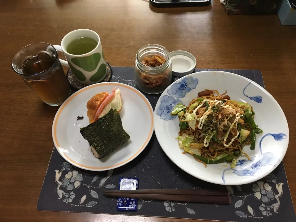 ソース焼きそば、ロールパントーストサンドイッチ、混ぜご飯おにぎり、ごぼうの唐揚げ、熱い日本茶、烏龍茶(昼飯)|enarinさん