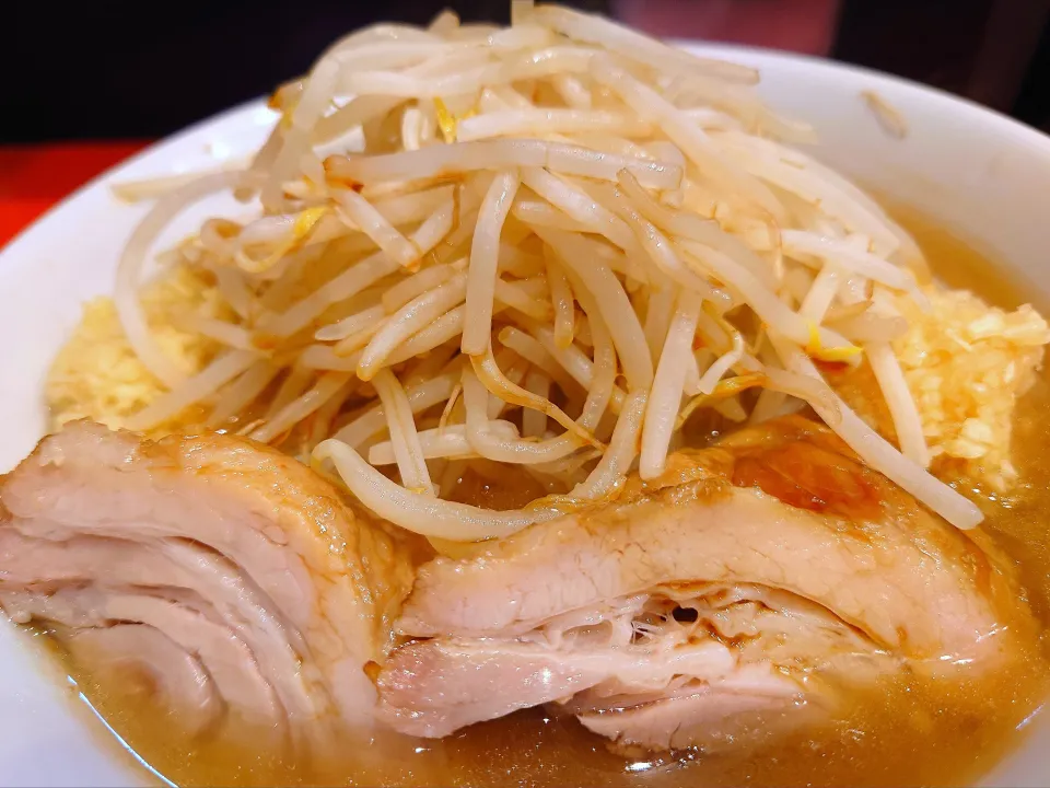 【TRY ラーメン大賞 2018年 
汁なし部門1位】 
用心棒 神保町店 
ラーメン (950円、麺300g) 
― 麺少なめ 250g
＋豚追加1 (180円) 
＋ニンニクマシ (無料) 
＋ショウガマシマシ (無料) 
@神保町3分 
(JR水道橋駅から徒歩7分) 
25170
〈醤88塩26噌󠄀15タ6昆8出8F10
冷8混1〉
|大脇さん