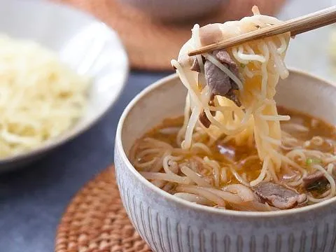 豚バラ肉ともやしの旨辛牛だしつけ麺|ヤマサ醤油公式アカウントさん