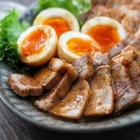 炊飯器で柔らか！辛旨ガーリックチャーシューとトロトロ半熟卵|ヤマサ醤油公式アカウントさん