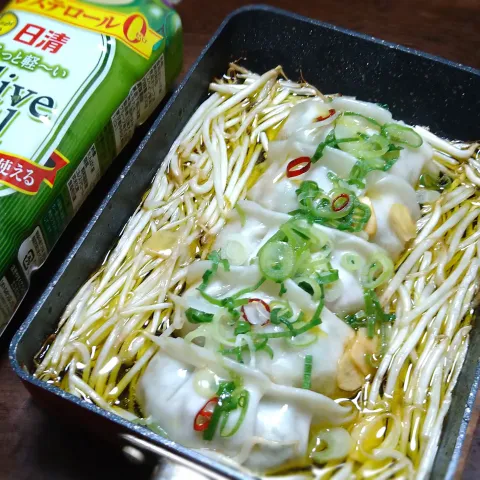 「日清やさし～く香るエキストラバージンオリーブオイル」を使ってみたSnapdishの料理・レシピ写真:浜松餃子風 🥟冷凍餃子とモヤシdeアヒージョ😂🫒