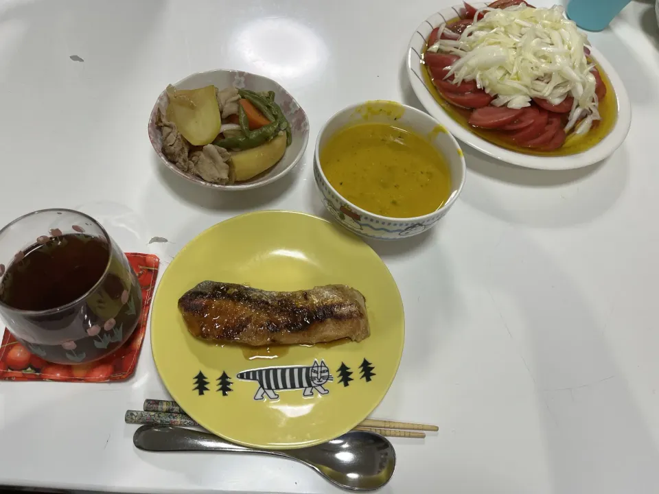作り置きとアルモンデ晩御飯☆肉じゃが☆トマトと新玉のサラダ☆鮭の酒蒸し（おろし醤油かけ）☆かぼちゃとひき肉のミルクスープ|Saharaさん