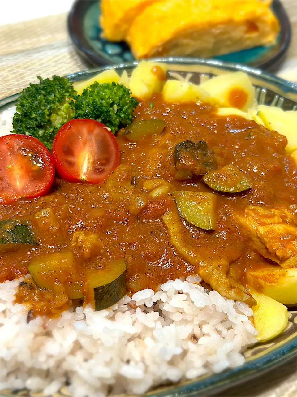 鶏肉とトマト缶で煮込んだカレー🍛|yaekoさん