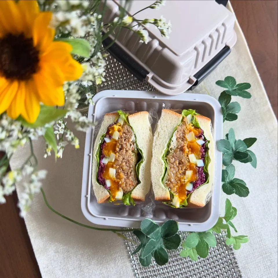 6/26❤︎私の鶏そぼろわんぱくサンド弁当🥪🌱

＊ 鶏そぼろ
＊ 半熟たまこ
＊ フリルレタス･キャベツ.紫キャベツラペ
＊ 私弁当|Makinsさん