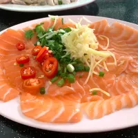Singaporean local eating:) salmon sashimi 😉|B&Bさん