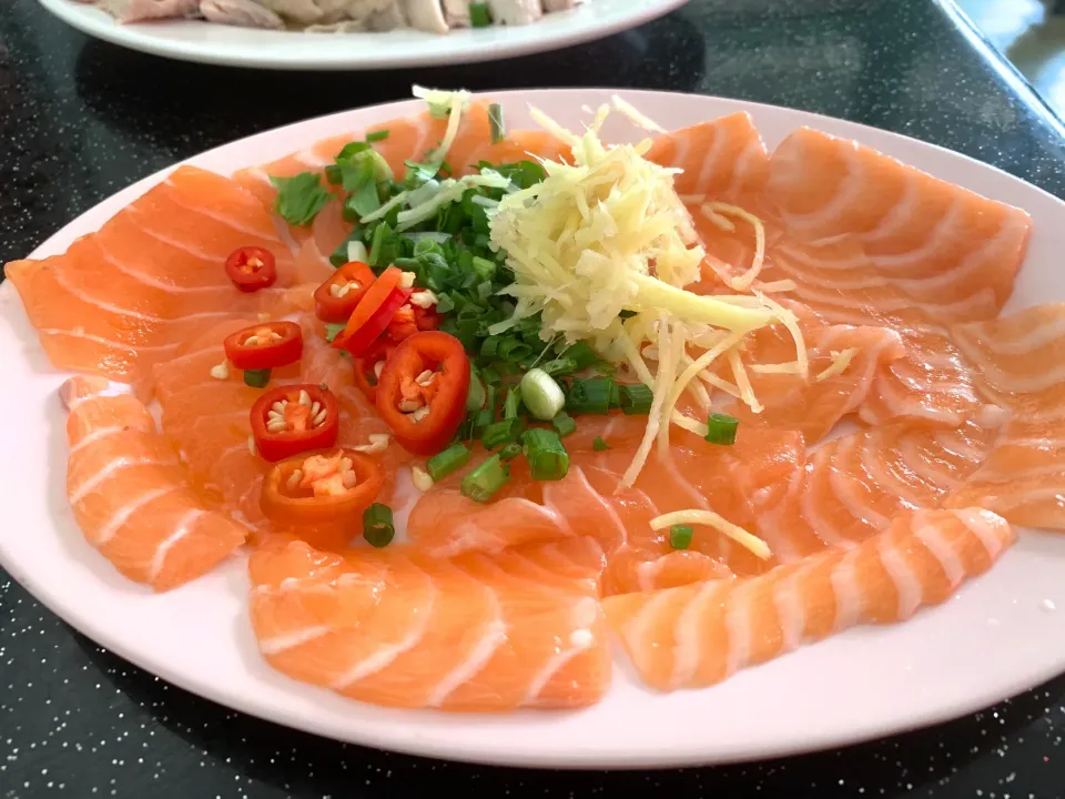 Singaporean local eating:) salmon sashimi 😉|B&Bさん