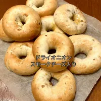 ドライオニオン🥯スモークチーズ入り🧀|きみちさん