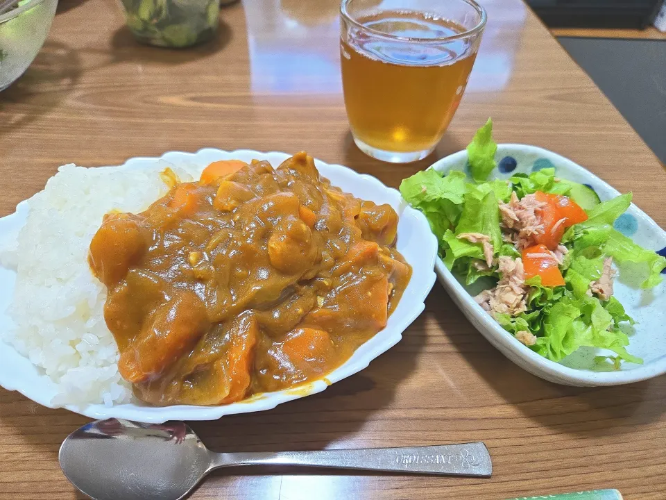 カレー🍛とサラダ🥗　🌺|chiyukiさん