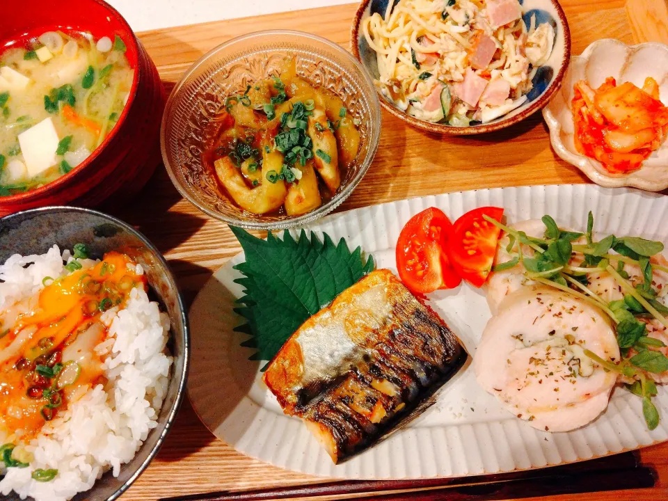 鶏ハムチーズ、鯖の塩焼き、スパゲティサラダ、揚げ茄子の煮浸し、キムチ、温玉のせ丼|samさん