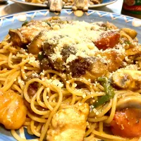 2日目のカレーはパスタで　　　　　　ペペロンチーノベースに鶏肉とマッシュとピーマンを足して最後にカレーと混ぜて。|Takeshi  Nagakiさん