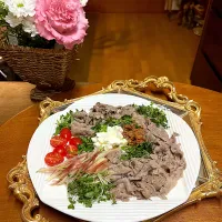牛冷しゃぶ＊大葉・茗荷・叩き梅・ブロッコリースプラウト|henryさん