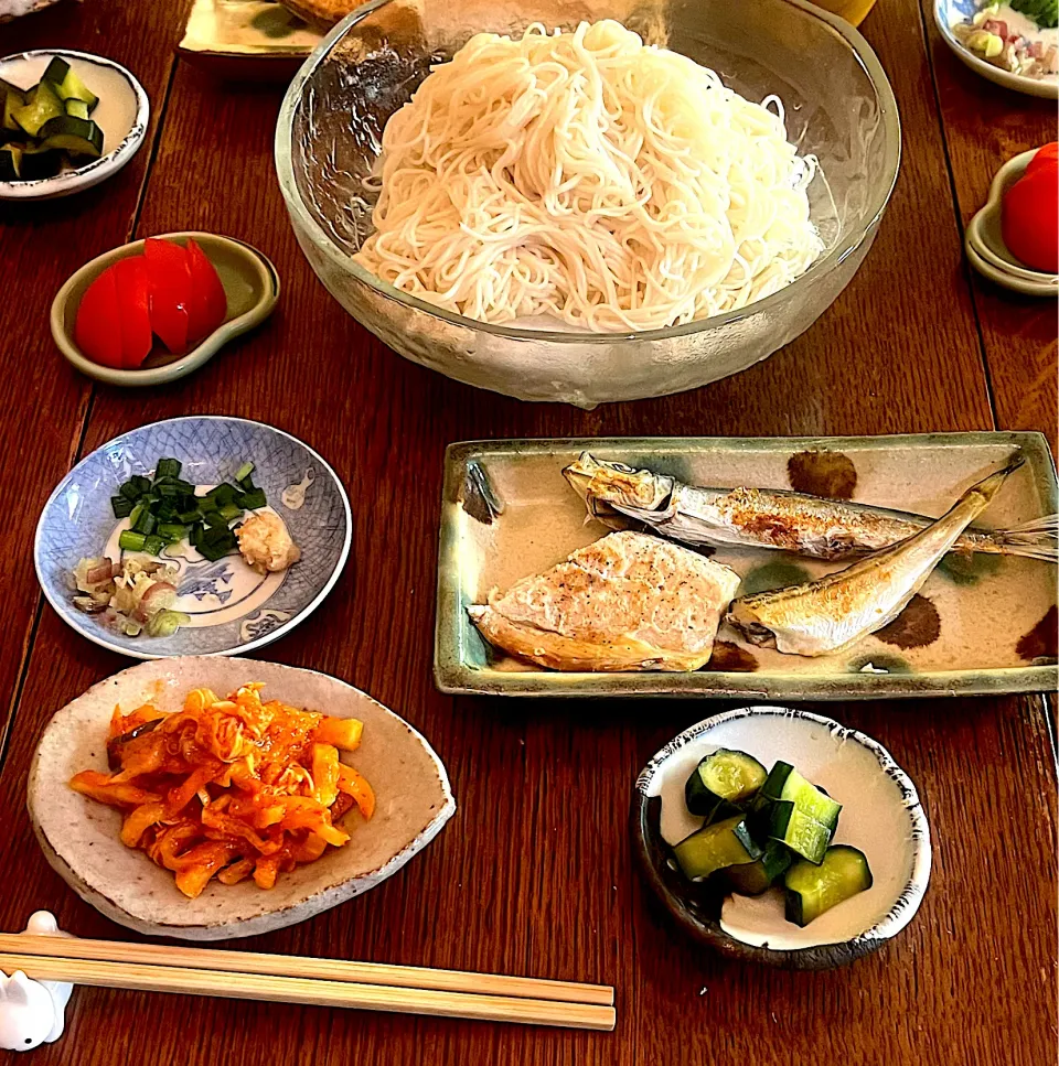 晩ごはん♯そうめん♯焼き魚♯塩鯖♯ハタハタ♯うるめいわし♯自家製キムチ♯自家製きゅうりのキューちゃん|小松菜さん