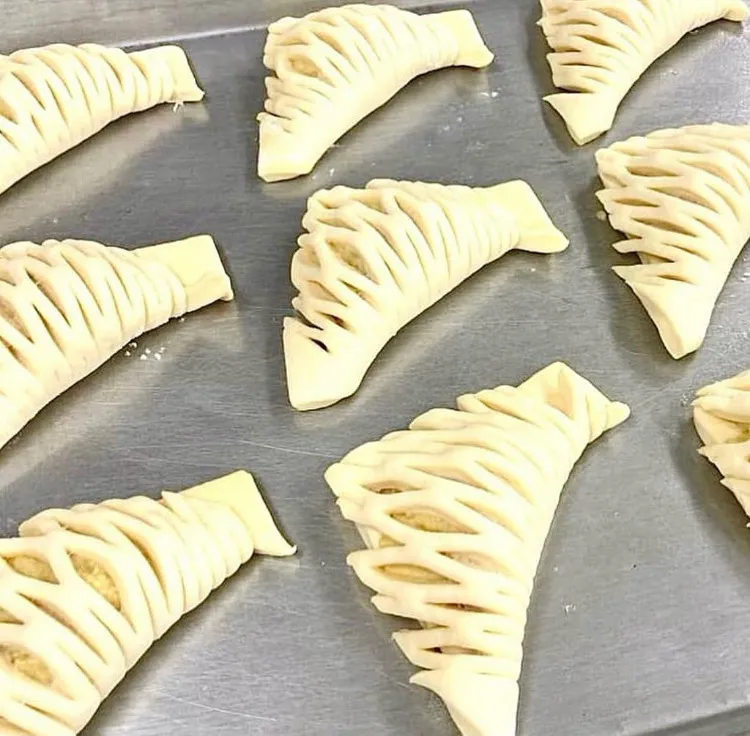 明日のパイ
Beef and eggplant cream cheese pie
牛肉と茄子を甘辛く炒め合わせて
練り上げたクリームチーズと一緒に
メッシュローラーで飾り切りした
バイ生地で 三角パイに仕込みました
あとは 明日の朝 焼き上げるだけ|ばくあんしゃさん