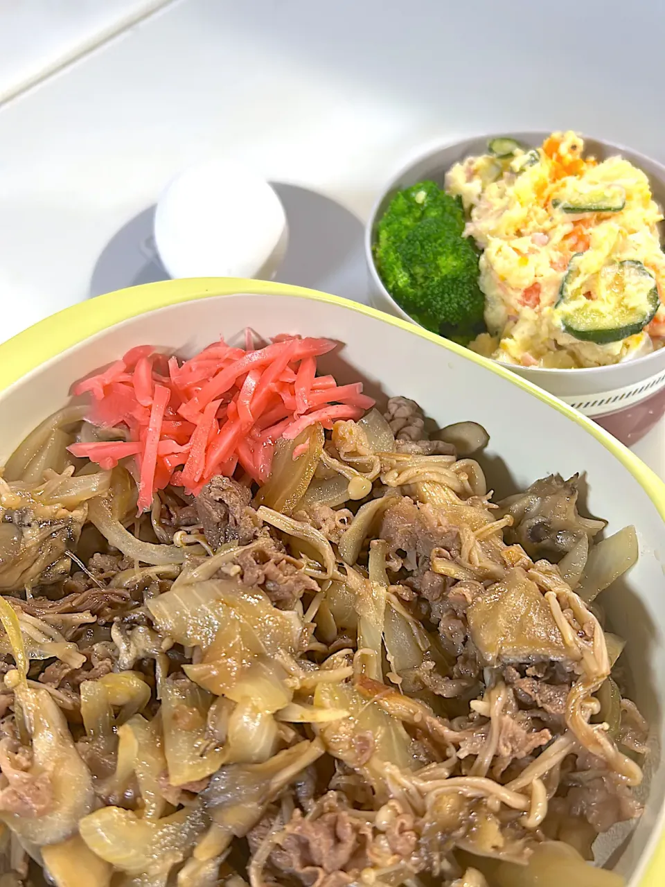 ロウカット雑穀玄米牛丼　ポテトサラダ🥗ブロッコリー　半熟玉子🥚|まゆさん